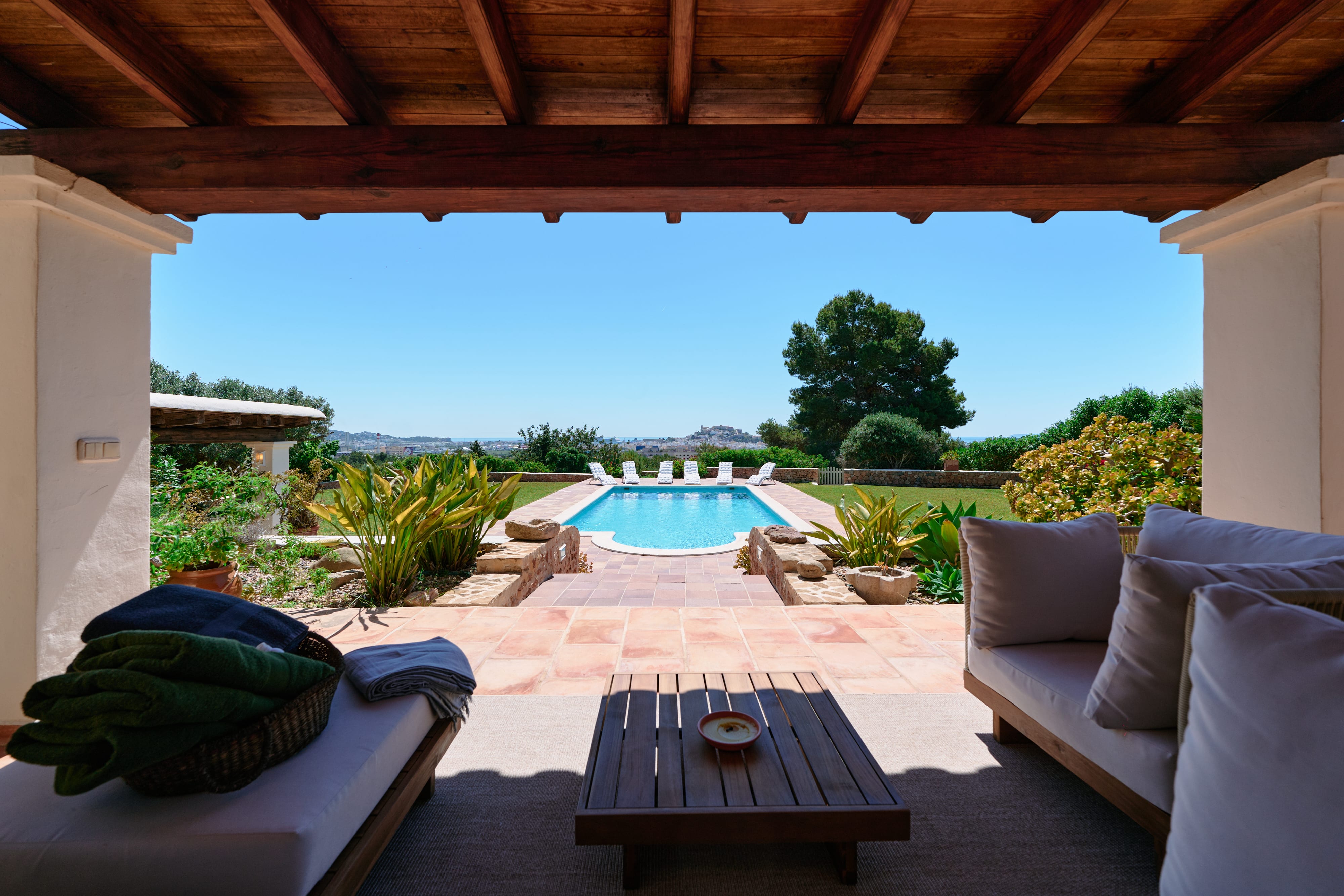 Terraza cubierta con sofás