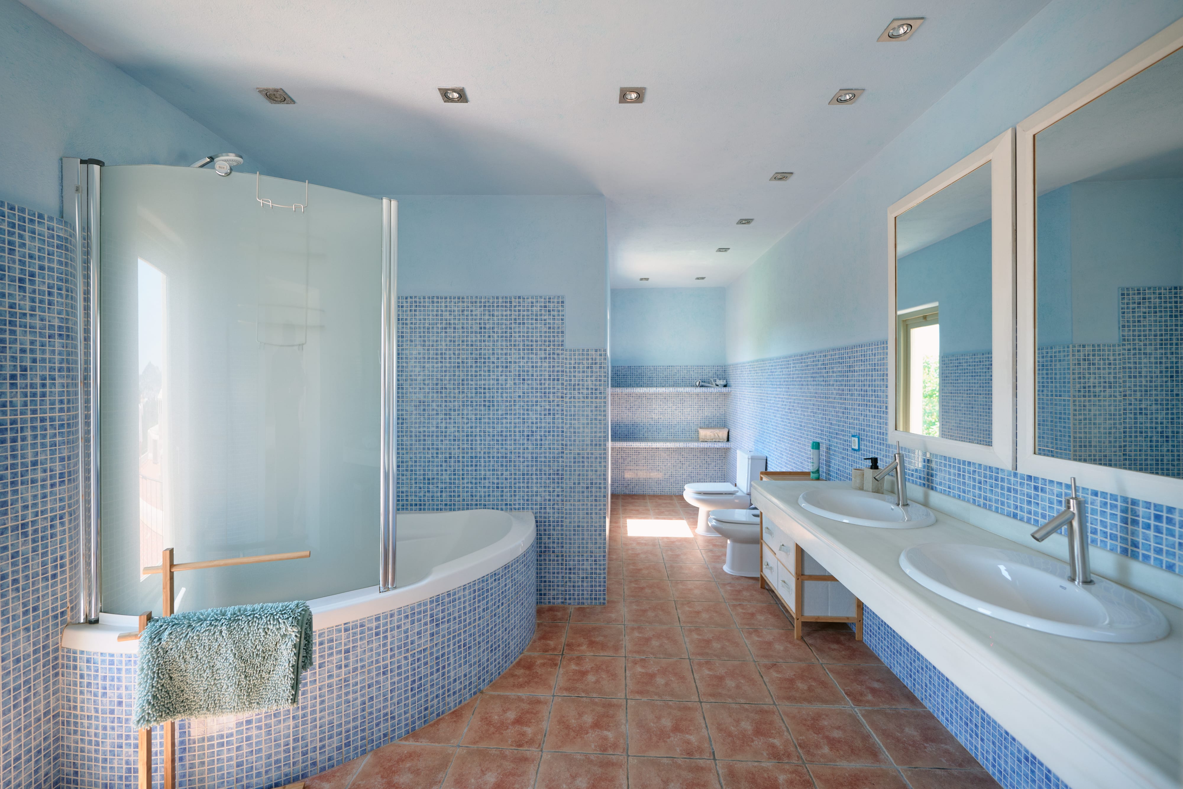Baño con mosaico azul y bañera