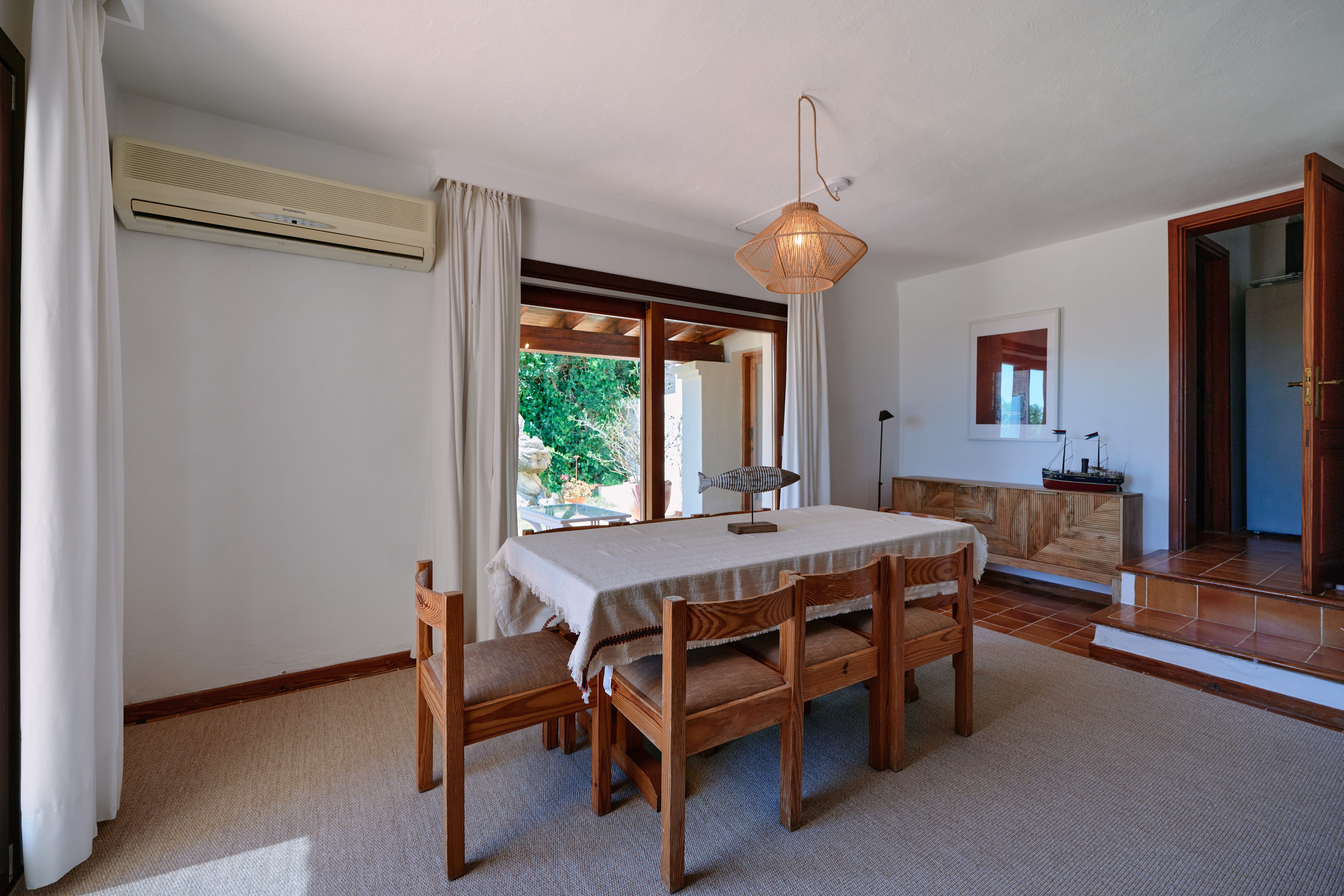 Comedor interior con puerta al jardín
