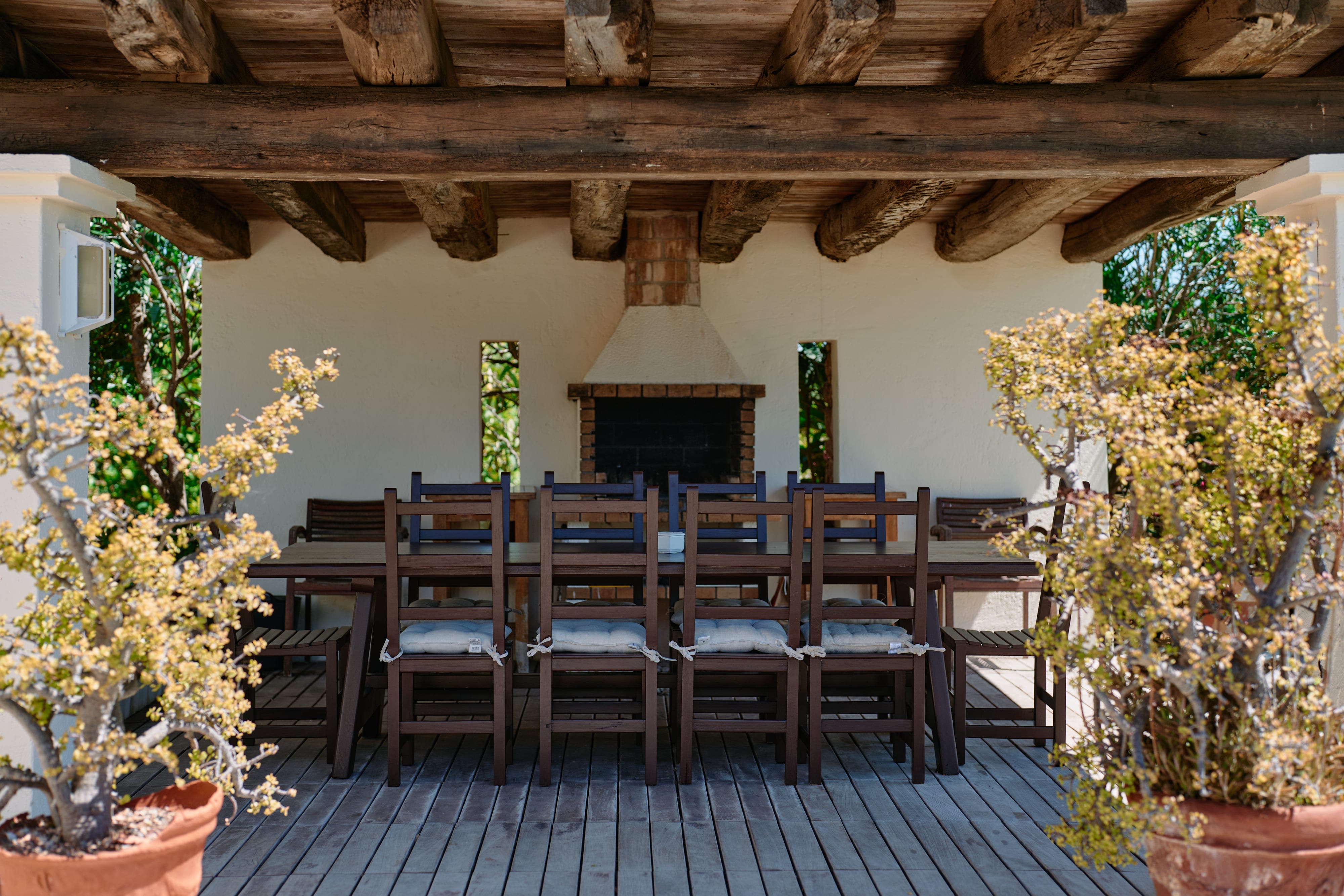 Comedor exterior con chimenea-barbacoa