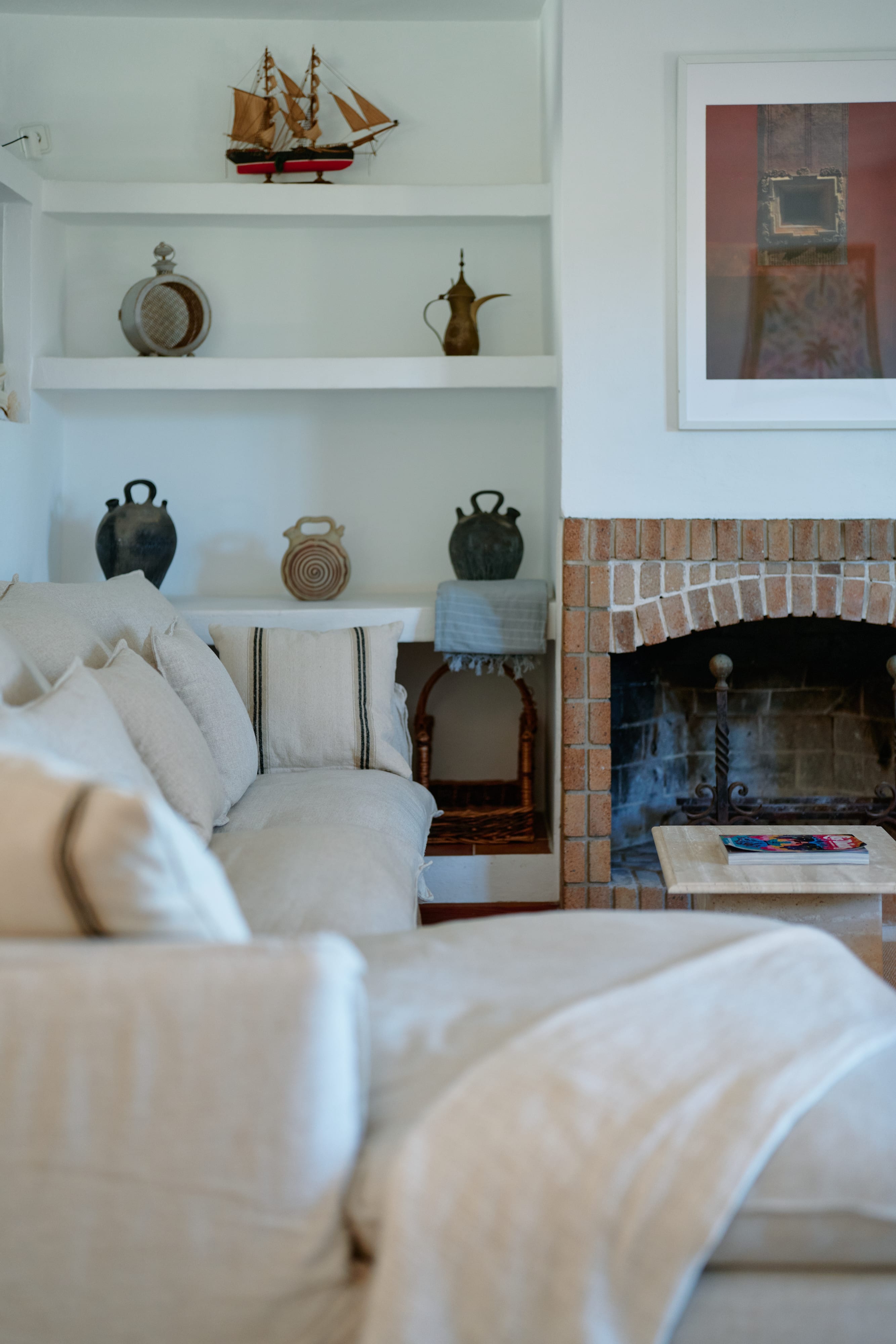 Salón con sofá blanco y chimenea