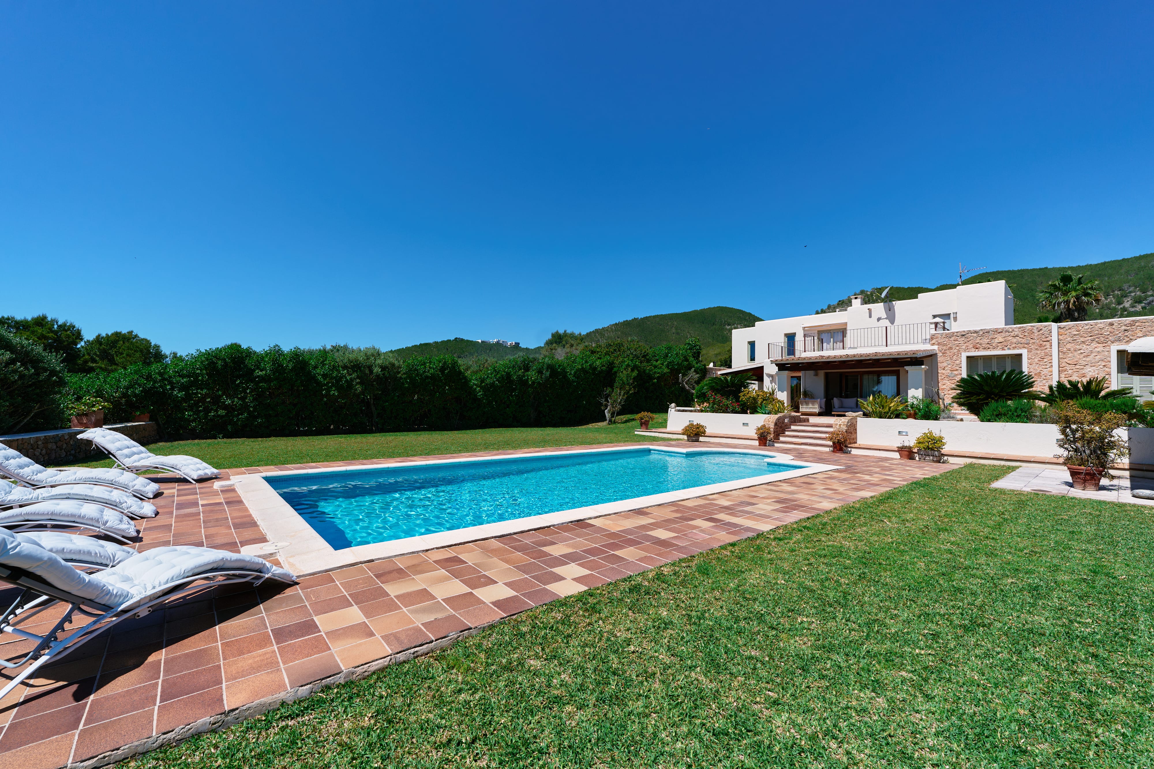 Piscina y fachada de la villa