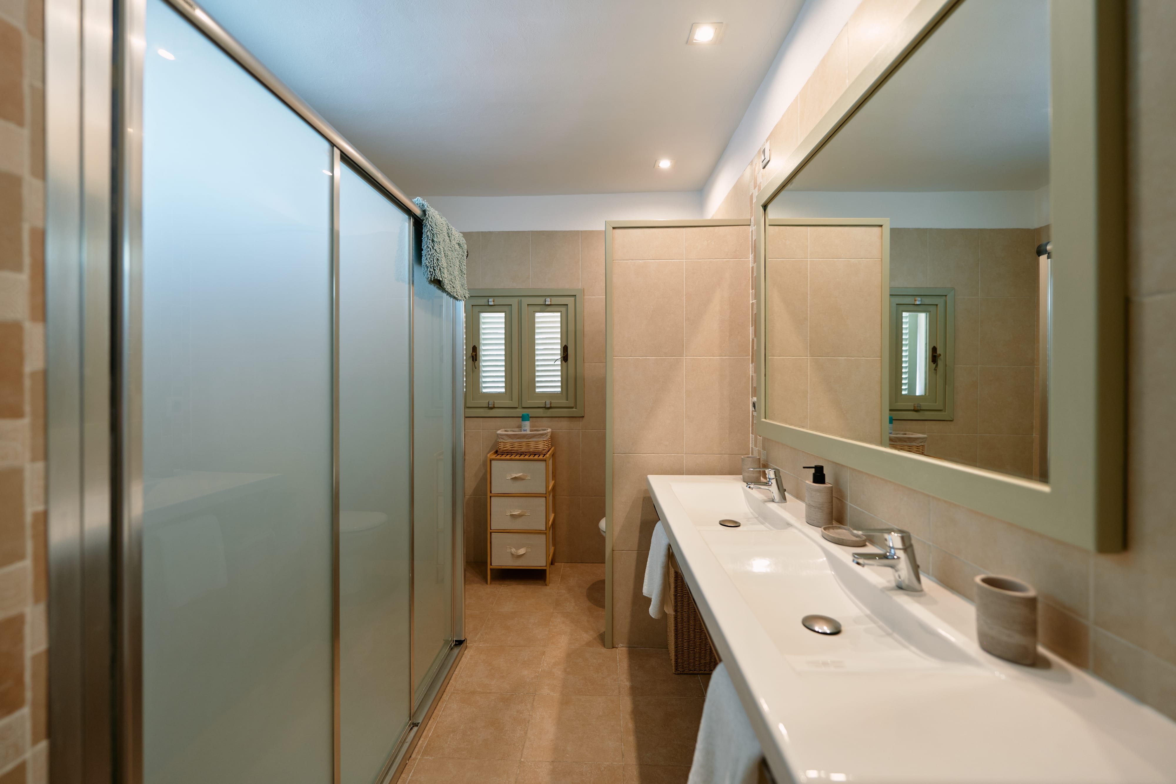 Baño moderno con ducha de cristal