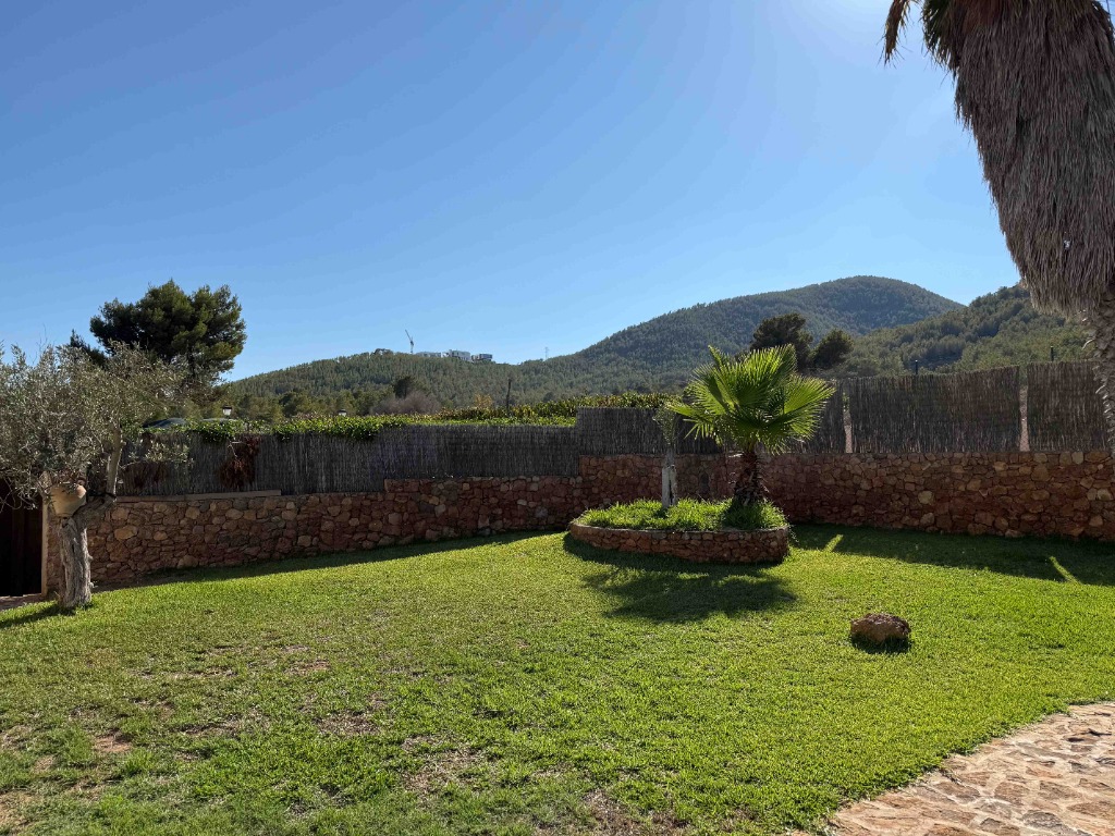 Jardín con montañas