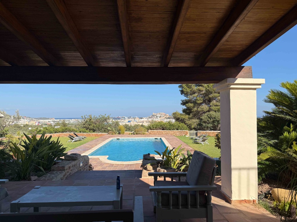 Porche con vistas a la piscina